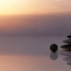 Lebendige Stille, Balance, Himmel und Wasser treffen sich. Auf dem Wasser ruhen Steine - meditatives Bild
